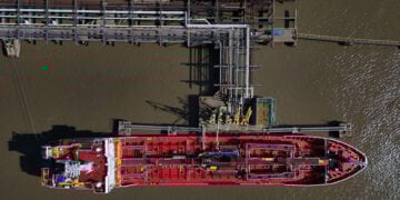 Εκφόρτωση καυσίμων στο Navigator Terminal στο Grays της Βρετανίας (φωτ.: EPA / Neil Hall)