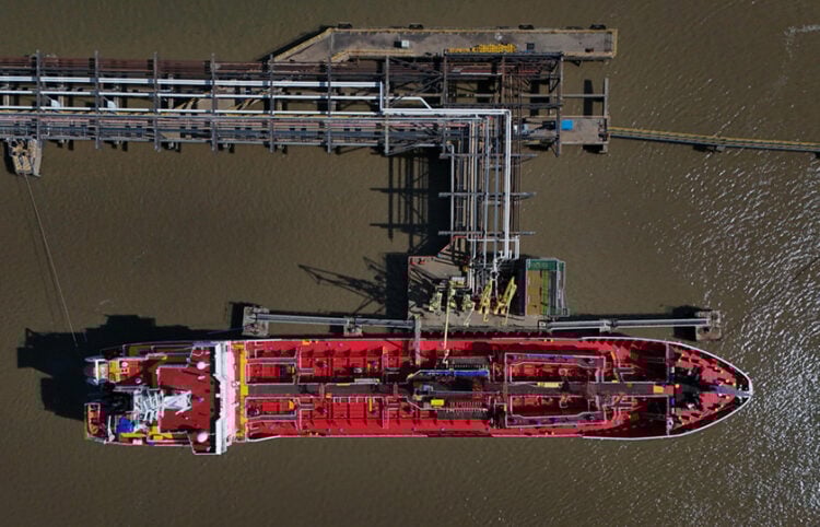 Εκφόρτωση καυσίμων στο Navigator Terminal στο Grays της Βρετανίας (φωτ.: EPA / Neil Hall)