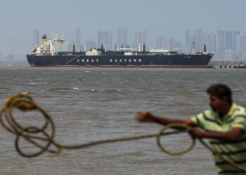 Το δεξαμενόπλοιο Jag Vasant μετέφερε υγροποιημένο αέριο  μέσω των Στενών του Ορμούζ. Καταπλέει στο λιμάνι της Μουμπάι. 1 Απριλίου 2026 (φωτ.: EPA / Divyakant Solanki)