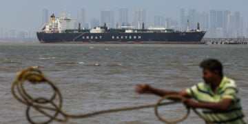 Το δεξαμενόπλοιο Jag Vasant μετέφερε υγροποιημένο αέριο μέσω των Στενών του Ορμούζ. Καταπλέει στο λιμάνι της Μουμπάι. 1 Απριλίου 2026 (φωτ.: EPA / Divyakant Solanki)