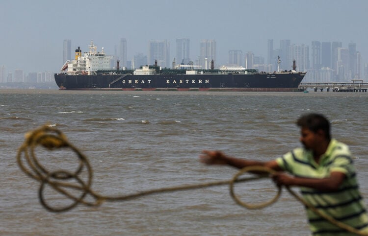 Το δεξαμενόπλοιο Jag Vasant μετέφερε υγροποιημένο αέριο μέσω των Στενών του Ορμούζ. Καταπλέει στο λιμάνι της Μουμπάι. 1 Απριλίου 2026 (φωτ.: EPA / Divyakant Solanki)