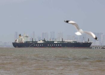 Το δεξαμενόπλοιο Jag Vasant μετέφερε υγροποιημένο αέριο  μέσω των Στενών του Ορμούζ. Καταπλέει στο λιμάνι της Μουμπάι. 1 Απριλίου 2026 (φωτ.: EPA / Divyakant Solanki)