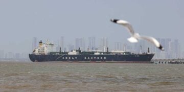 Το δεξαμενόπλοιο Jag Vasant μετέφερε υγροποιημένο αέριο  μέσω των Στενών του Ορμούζ. Καταπλέει στο λιμάνι της Μουμπάι. 1 Απριλίου 2026 (φωτ.: EPA / Divyakant Solanki)