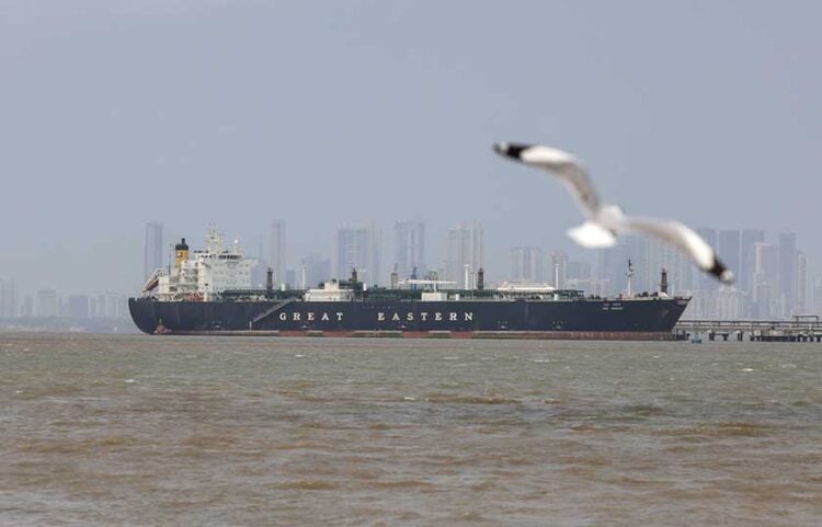 Το δεξαμενόπλοιο Jag Vasant μετέφερε υγροποιημένο αέριο  μέσω των Στενών του Ορμούζ. Καταπλέει στο λιμάνι της Μουμπάι. 1 Απριλίου 2026 (φωτ.: EPA / Divyakant Solanki)