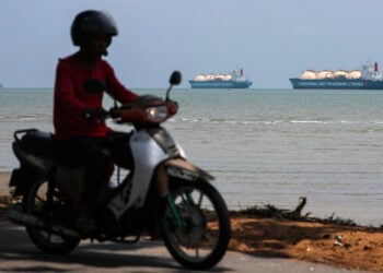 Στο βάθος τάνκερ που μεταφέρουν υγροποιημένο αέριο, στο Στενό της Μαλάκα, στη Μαλαισία. 15 Απριλίου 2026 (φωτ.: EPA / Fazry Ismail)