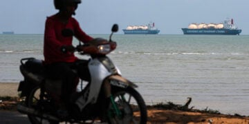 Στο βάθος τάνκερ που μεταφέρουν υγροποιημένο αέριο, στο Στενό της Μαλάκα, στη Μαλαισία. 15 Απριλίου 2026 (φωτ.: EPA / Fazry Ismail)