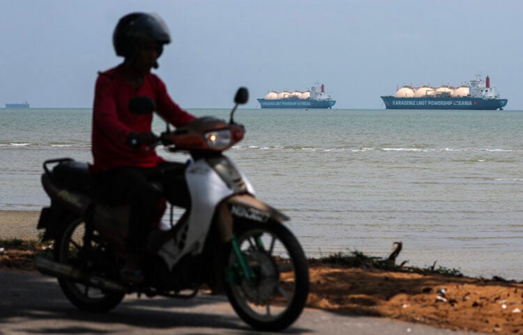 Στο βάθος τάνκερ που μεταφέρουν υγροποιημένο αέριο, στο Στενό της Μαλάκα, στη Μαλαισία. 15 Απριλίου 2026 (φωτ.: EPA / Fazry Ismail)