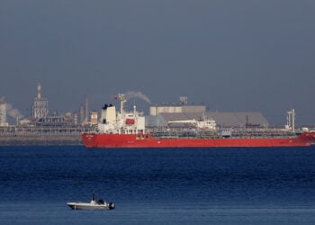 Δεξαμενόπλοιο περιμένει αγκυροβολημένο στον κόλπο του Φος-σι-Μερ, στη νότια Γαλλία (φωτ.: EPA / Guillaume Horcajuelo)