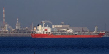 Δεξαμενόπλοιο περιμένει αγκυροβολημένο στον κόλπο του Φος-σι-Μερ, στη νότια Γαλλία (φωτ.: EPA / Guillaume Horcajuelo)