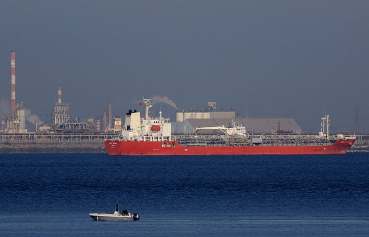 Δεξαμενόπλοιο περιμένει αγκυροβολημένο στον κόλπο του Φος-σι-Μερ, στη νότια Γαλλία (φωτ.: EPA / Guillaume Horcajuelo)