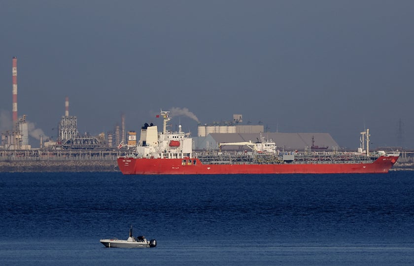 Δεξαμενόπλοιο περιμένει αγκυροβολημένο στον κόλπο του Φος-σι-Μερ, στη νότια Γαλλία (φωτ.: EPA / Guillaume Horcajuelo)