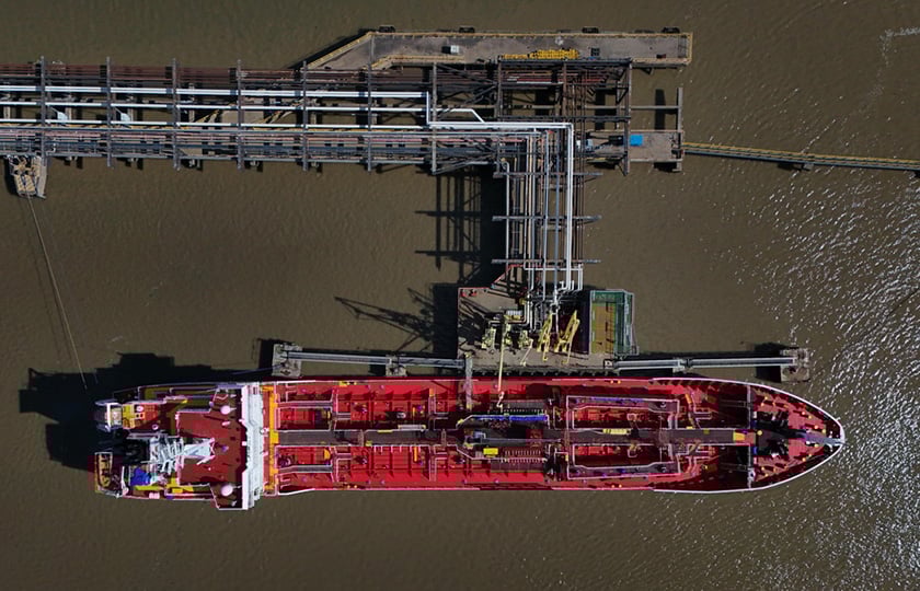 Εκφόρτωση καυσίμων στο Navigator Terminal στο Grays της Βρετανίας (φωτ.: EPA / Neil Hall)