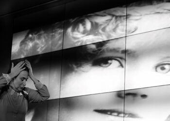 Η Χριστίνα Αλεξανιάν αφηγείται επί σκηνής την ιστορία της Ανζέλ Κουρτιάν, σε μια παράσταση φόρο τιμής στη Γενοκτονία των Αρμενίων, 23 Απριλίου 2026 (φωτ.: Βουλή των Ελλήνων / Αλίκη Ελευθερίου)