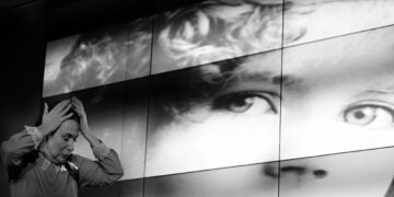 Η Χριστίνα Αλεξανιάν αφηγείται επί σκηνής την ιστορία της Ανζέλ Κουρτιάν, σε μια παράσταση φόρο τιμής στη Γενοκτονία των Αρμενίων, 23 Απριλίου 2026 (φωτ.: Βουλή των Ελλήνων / Αλίκη Ελευθερίου)