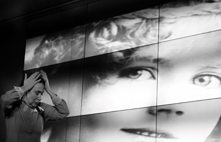 Η Χριστίνα Αλεξανιάν αφηγείται επί σκηνής την ιστορία της Ανζέλ Κουρτιάν, σε μια παράσταση φόρο τιμής στη Γενοκτονία των Αρμενίων, 23 Απριλίου 2026 (φωτ.: Βουλή των Ελλήνων / Αλίκη Ελευθερίου)