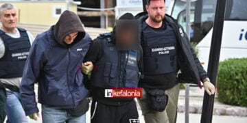 Με αλεξίσφαιρο γιλέκο και υπό ισχυρή αστυνομική δύναμη οδηγείται στα δικαστήρια Κεφαλονιάς ο ένας κατηγορούμενος για το θάνατο της 19χρονης Μυρτώς. Παρασκευή 17 Απριλίου 2026 (φωτ.: InKefalonia)