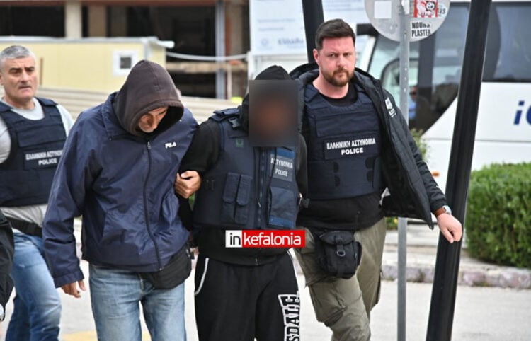 Με αλεξίσφαιρο γιλέκο και υπό ισχυρή αστυνομική δύναμη οδηγείται στα δικαστήρια Κεφαλονιάς ο ένας κατηγορούμενος για το θάνατο της 19χρονης Μυρτώς. Παρασκευή 17 Απριλίου 2026 (φωτ.: InKefalonia)