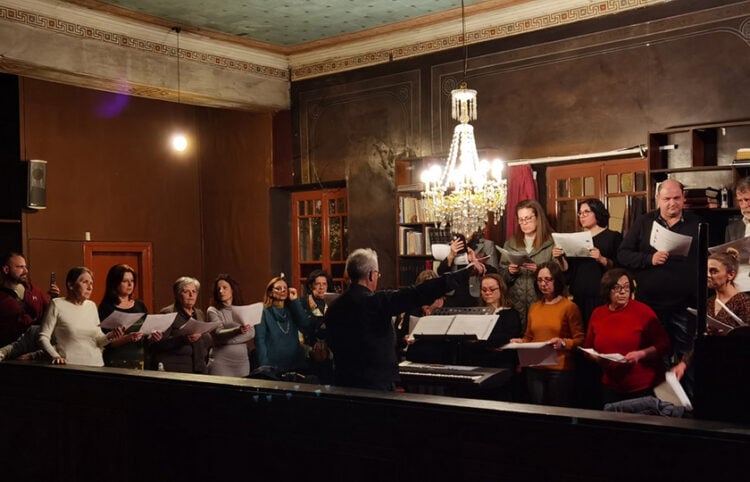 Η χορωδία του ναού της Παναγίας Ναυπλίου αποδίδει το τροπάριο της Κασσιανής. Μεγάλη  Τρίτη 11 Απριλίου 2023 (φωτ.: ΑΠΕ-ΜΠΕ / Ευάγγελος Μπουγιώτης)