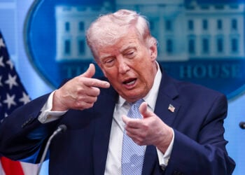 Ο Ντόναλντ Τραμπ απαντώντας σε ερώτηση κατά τη διάρκεια συνέντευξης Τύπου για τον πόλεμο εναντίον του Ιράν, στον Λευκό Οίκο. Μεγάλη Δευτέρα 6 Απριλίου 2026 (φωτ.: EPA / Jim Lo Scalzo