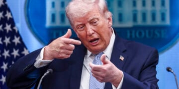 Ο Ντόναλντ Τραμπ απαντώντας σε ερώτηση κατά τη διάρκεια συνέντευξης Τύπου για τον πόλεμο εναντίον του Ιράν, στον Λευκό Οίκο. Μεγάλη Δευτέρα 6 Απριλίου 2026 (φωτ.: EPA / Jim Lo Scalzo