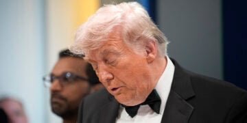 Ο Ντόναλντ Τραμπ μιλά σε δημοσιογράφους στην αίθουσα ενημέρωσης του Λευκού Οίκου, μετά τους πυροβολισμούς. 25 Απριλίου 2026 (φωτ.: EPA / Yuri Gripas / POOL)