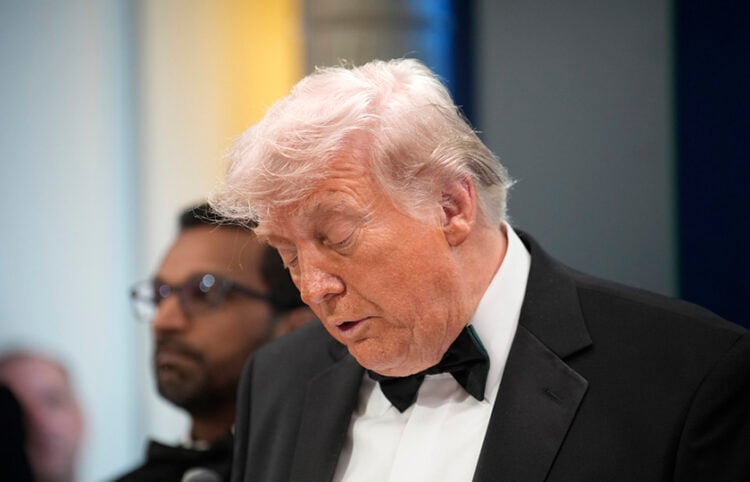 Ο Ντόναλντ Τραμπ μιλά σε δημοσιογράφους στην αίθουσα ενημέρωσης του Λευκού Οίκου, μετά τους πυροβολισμούς. 25 Απριλίου 2026 (φωτ.: EPA / Yuri Gripas / POOL)