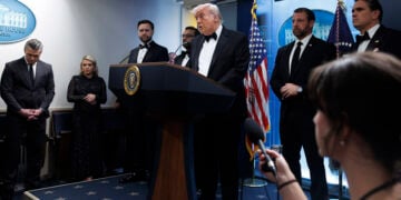 Ο Ντόναλντ Τραμπ μιλά σε δημοσιογράφους στην αίθουσα ενημέρωσης του Λευκού Οίκου, μετά τους πυροβολισμούς (φωτ.: EPA / Will Oliver)