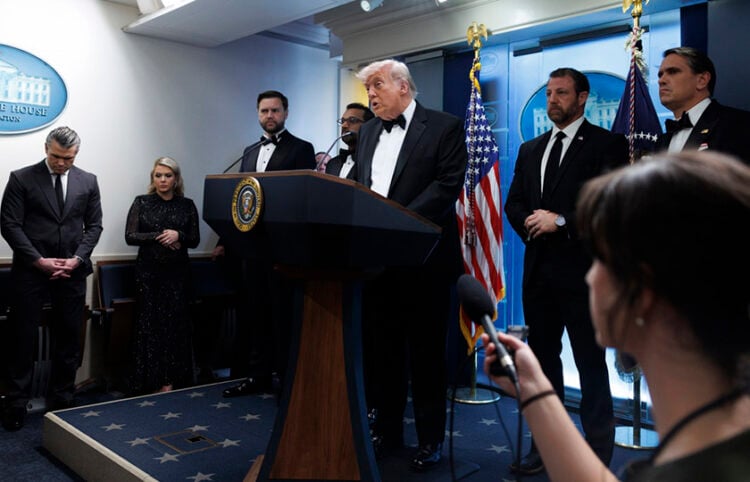 Ο Ντόναλντ Τραμπ μιλά σε δημοσιογράφους στην αίθουσα ενημέρωσης του Λευκού Οίκου, μετά τους πυροβολισμούς (φωτ.: EPA / Will Oliver)