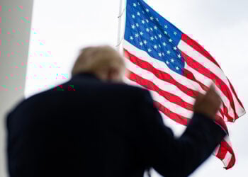 Ο Ντόναλντ Τραμπ απευθύνει ομιλία από το μπαλκόνι του Blue Room στον Λευκό Οίκο, 27 Μαρτίου 2026 (φωτ.: White House / Daniel Torok)