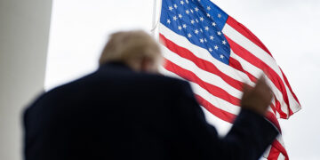 Ο Ντόναλντ Τραμπ απευθύνει ομιλία από το μπαλκόνι του Blue Room στον Λευκό Οίκο, 27 Μαρτίου 2026 (φωτ.: White House / Daniel Torok)