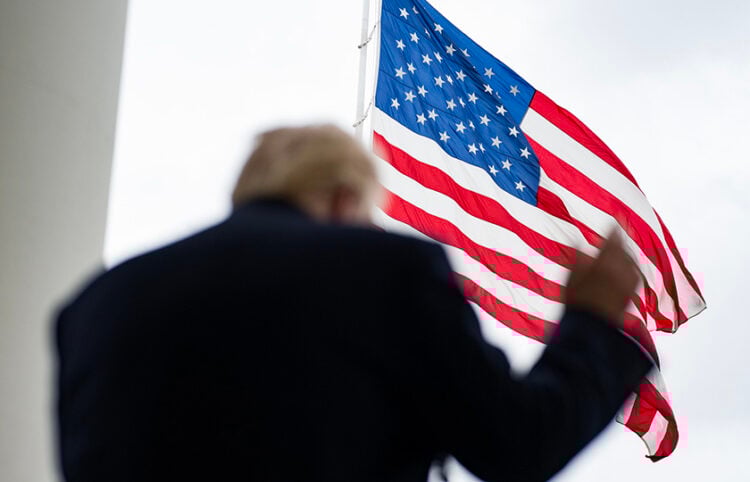 Ο Ντόναλντ Τραμπ απευθύνει ομιλία από το μπαλκόνι του Blue Room στον Λευκό Οίκο, 27 Μαρτίου 2026 (φωτ.: White House / Daniel Torok)