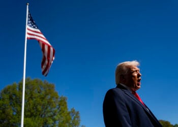 Ο Ντόναλντ Τραμπ μιλά σε δημοσιογράφους πριν αναχωρήσει από τον Λευκό Οίκο με προορισμό το Μαϊάμι, 11 Απριλίου 2026 (φωτ.: EPA / Bonnie Cash / POOL)