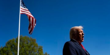 Ο Ντόναλντ Τραμπ μιλά σε δημοσιογράφους πριν αναχωρήσει από τον Λευκό Οίκο με προορισμό το Μαϊάμι, 11 Απριλίου 2026 (φωτ.: EPA / Bonnie Cash / POOL)