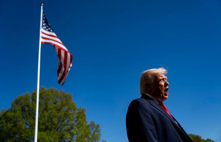 Ο Ντόναλντ Τραμπ μιλά σε δημοσιογράφους πριν αναχωρήσει από τον Λευκό Οίκο με προορισμό το Μαϊάμι, 11 Απριλίου 2026 (φωτ.: EPA / Bonnie Cash / POOL)