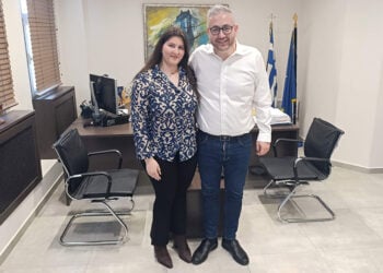 Ο δήμαρχος Παντελής Τσακίρης με τη Λυδία Ευαγγελούδη, νικήτρια του μαθητικού διαγωνισμού για τον Πόντο και τη Μικρασία (φωτ.: Δήμος Ωραιοκάστρου)