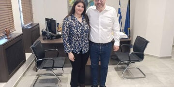 Ο δήμαρχος Παντελής Τσακίρης με τη Λυδία Ευαγγελούδη, νικήτρια του μαθητικού διαγωνισμού για τον Πόντο και τη Μικρασία (φωτ.: Δήμος Ωραιοκάστρου)