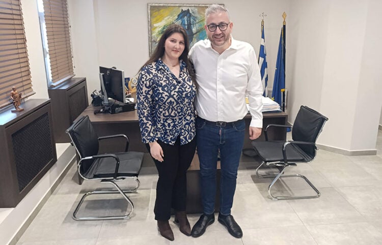 Ο δήμαρχος Παντελής Τσακίρης με τη Λυδία Ευαγγελούδη, νικήτρια του μαθητικού διαγωνισμού για τον Πόντο και τη Μικρασία (φωτ.: Δήμος Ωραιοκάστρου)