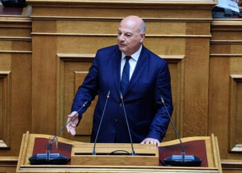 Ο Κώστας Τσιάρας στο βήμα της Βουλής, 22 Απριλίου 2026 (φωτ.: EUROKINISSI / Γιώργος Κονταρίνης)