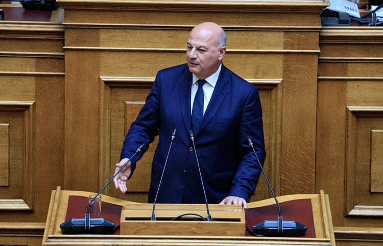 Ο Κώστας Τσιάρας στο βήμα της Βουλής, 22 Απριλίου 2026 (φωτ.: EUROKINISSI / Γιώργος Κονταρίνης)