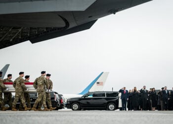 Ο Ντόναλντ και η Μελάνια Τραμπ στην τελετή υποδοχής των σορών έξι Αμερικανών, στη βάση της Πολεμικής Αεροπορίας στο Ντόβερ του Ντέλαγουερ. Οι στρατιώτες σκοτώθηκαν σε επίθεση με drone στο Κουβέιτ. 7 Μαρτίου 2026 (φωτ.: Official White House Photo / Daniel Torok)