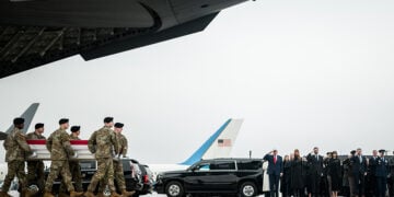 Ο Ντόναλντ και η Μελάνια Τραμπ στην τελετή υποδοχής των σορών έξι Αμερικανών, στη βάση της Πολεμικής Αεροπορίας στο Ντόβερ του Ντέλαγουερ. Οι στρατιώτες σκοτώθηκαν σε επίθεση με drone στο Κουβέιτ. 7 Μαρτίου 2026 (φωτ.: Official White House Photo / Daniel Torok)