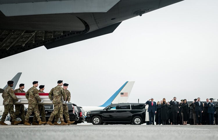 Ο Ντόναλντ και η Μελάνια Τραμπ στην τελετή υποδοχής των σορών έξι Αμερικανών, στη βάση της Πολεμικής Αεροπορίας στο Ντόβερ του Ντέλαγουερ. Οι στρατιώτες σκοτώθηκαν σε επίθεση με drone στο Κουβέιτ. 7 Μαρτίου 2026 (φωτ.: Official White House Photo / Daniel Torok)