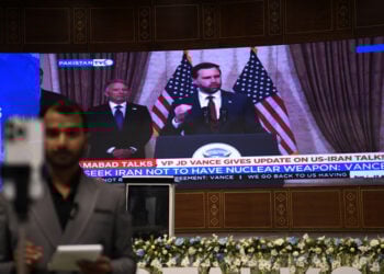 Ο Τζέι Ντι Βανς μιλά σε δημοσιογράφους πριν από την αναχώρησή του από το Ισλαμαμπάντ, μετά τον άκαρπο γύρο συνομιλιών με το Ιράν (φωτ.: EPA / Sohail Shahzad)