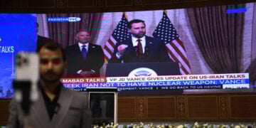 Ο Τζέι Ντι Βανς μιλά σε δημοσιογράφους πριν από την αναχώρησή του από το Ισλαμαμπάντ, μετά τον άκαρπο γύρο συνομιλιών με το Ιράν (φωτ.: EPA / Sohail Shahzad)