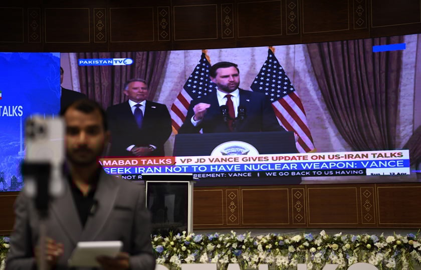 Ο Τζέι Ντι Βανς μιλά σε δημοσιογράφους πριν από την αναχώρησή του από το Ισλαμαμπάντ, μετά τον άκαρπο γύρο συνομιλιών με το Ιράν (φωτ.: EPA / Sohail Shahzad)