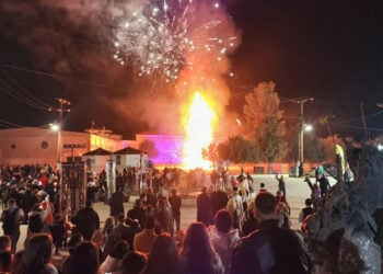 Ο Βαραββάς στην πυρά, όπως ορίζει το μικρασιατικό έθιμο που αναβιώνει κάθε χρόνο στη Νέα Κίο Αργολίδας τη Μεγάλη Παρασκευή.  10 Απριλίου 2026 (φωτ.: ΑΠΕ-ΜΠΕ / Ευάγγελος Μπουγιώτης)