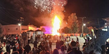 Ο Βαραββάς στην πυρά, όπως ορίζει το μικρασιατικό έθιμο που αναβιώνει κάθε χρόνο στη Νέα Κίο Αργολίδας τη Μεγάλη Παρασκευή.  10 Απριλίου 2026 (φωτ.: ΑΠΕ-ΜΠΕ / Ευάγγελος Μπουγιώτης)