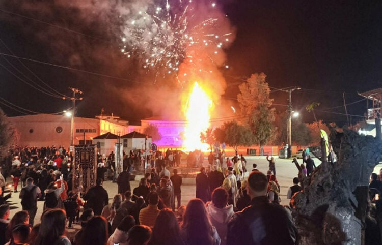 Ο Βαραββάς στην πυρά, όπως ορίζει το μικρασιατικό έθιμο που αναβιώνει κάθε χρόνο στη Νέα Κίο Αργολίδας τη Μεγάλη Παρασκευή. 10 Απριλίου 2026 (φωτ.: ΑΠΕ-ΜΠΕ / Ευάγγελος Μπουγιώτης)