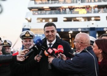 Εικόνα από την επίσκεψη του υπουργού Ναυτιλίας Βασίλη Κικίλια στο λιμάνι του Πειραιά στο πλαίσιο της εξόδου για την γιορτή του Πάσχα, (φωτ.: Δανάη Δαυλοπούλου/EUROKINISSI)