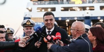 Εικόνα από την επίσκεψη του υπουργού Ναυτιλίας Βασίλη Κικίλια στο λιμάνι του Πειραιά στο πλαίσιο της εξόδου για την γιορτή του Πάσχα, (φωτ.: Δανάη Δαυλοπούλου/EUROKINISSI)